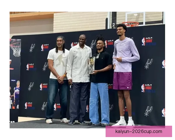 全队起立为卡斯尔庆祝三双创纪录邓肯19年历史比肩文班赞其本就优秀